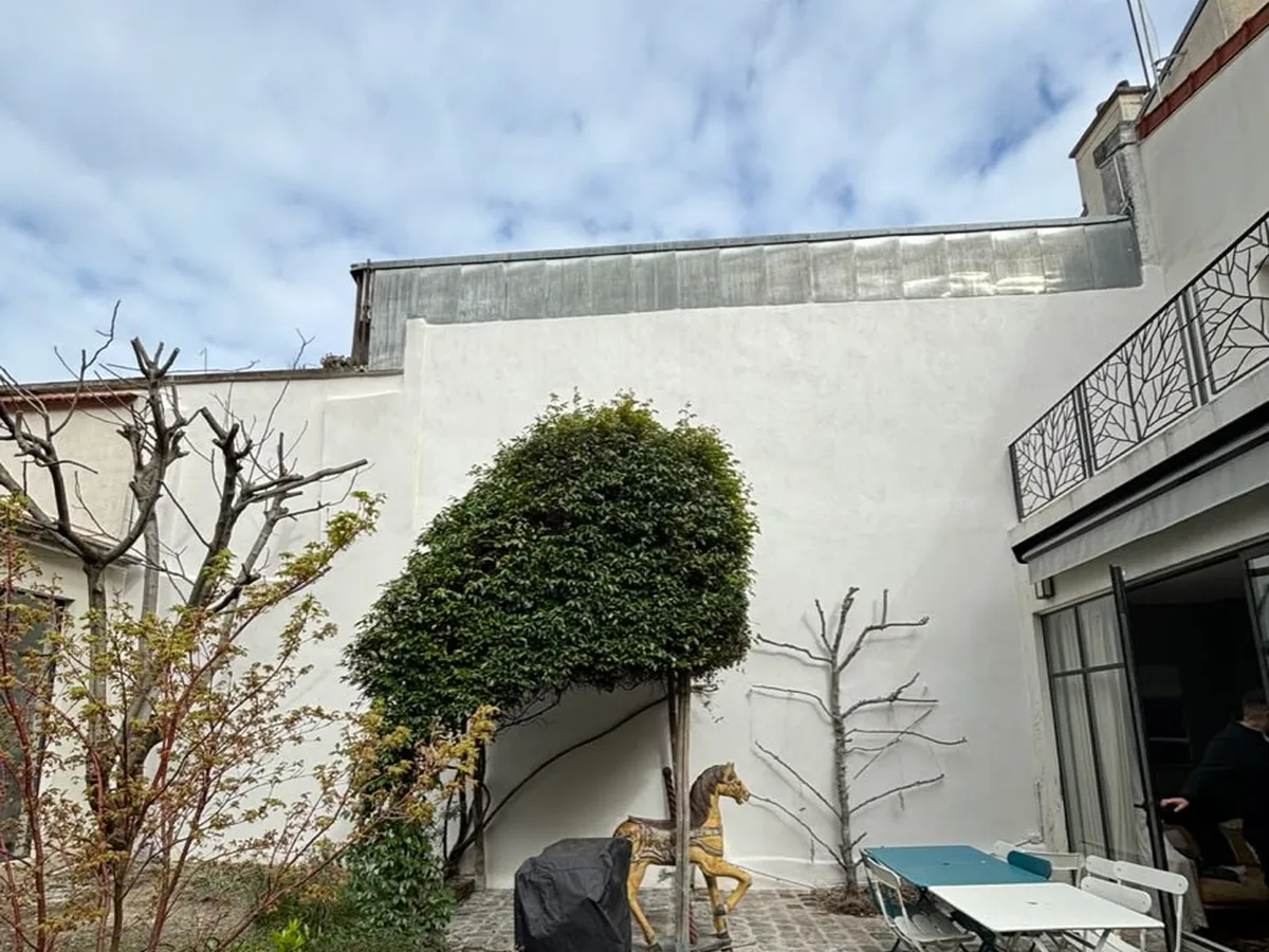 Mur de cour après ravalement et mise en peinture