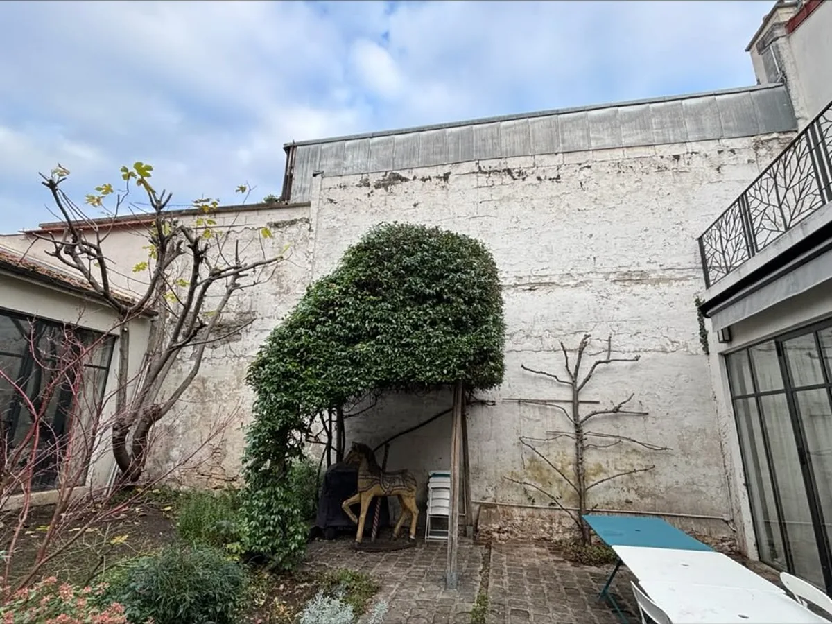 Mur de cour avant ravalement, encrassé et fissuré