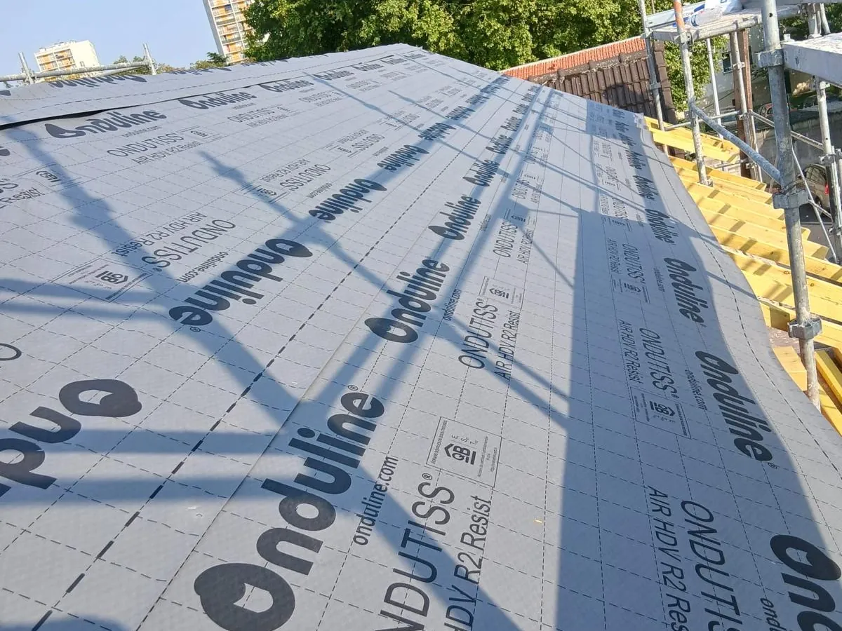 Pose d'un écran sous-toiture lors d'une rénovation